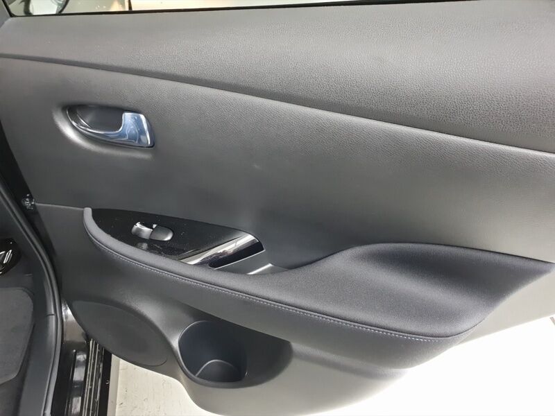 More views of Nissan Leaf