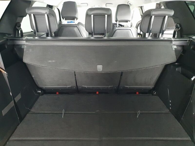 More views of Peugeot 5008