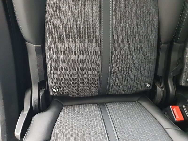 More views of Peugeot 5008