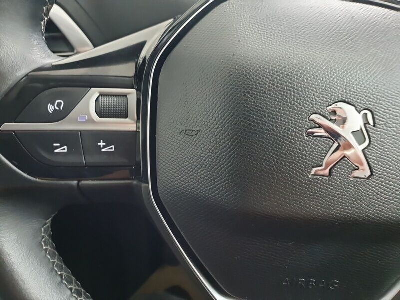 More views of Peugeot 5008