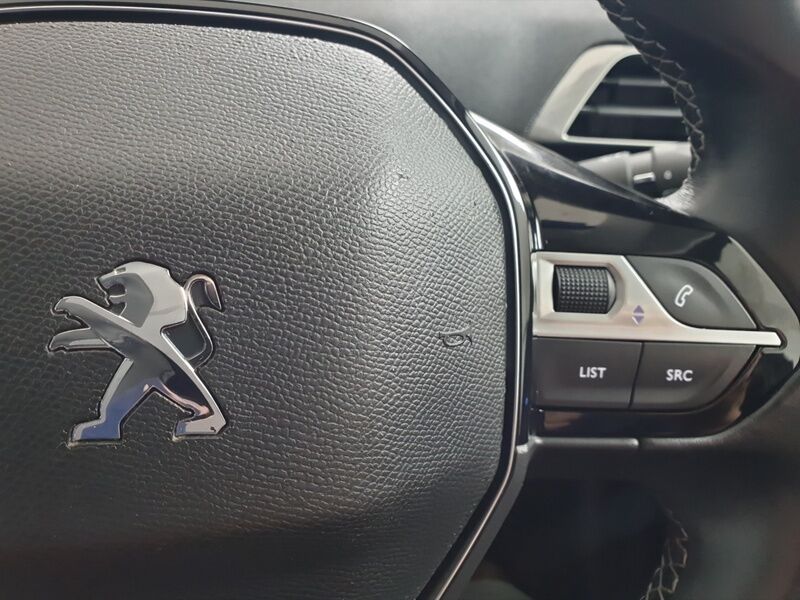 More views of Peugeot 5008