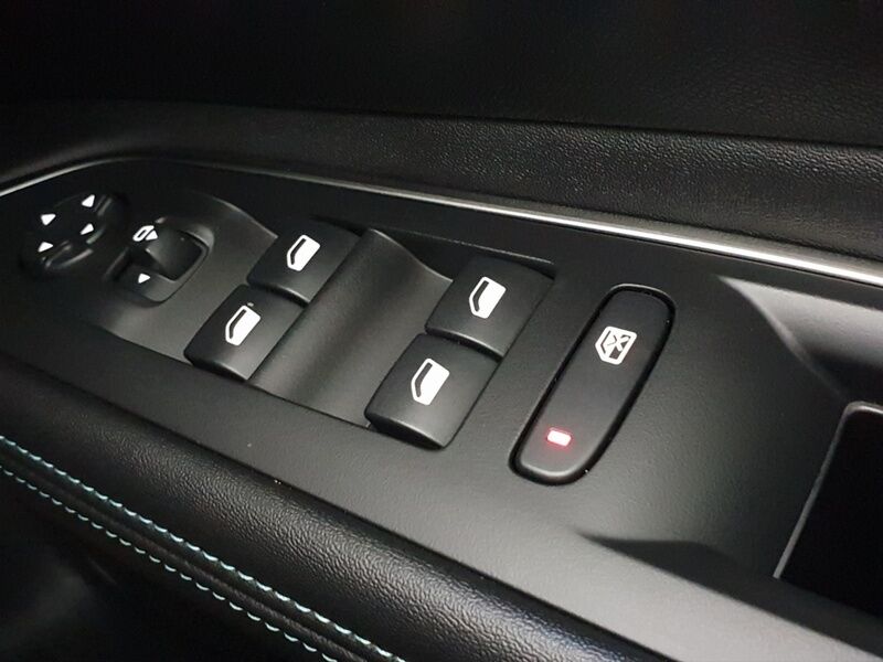 More views of Peugeot 5008