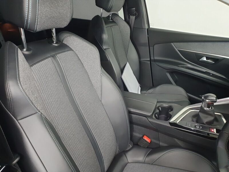 More views of Peugeot 5008