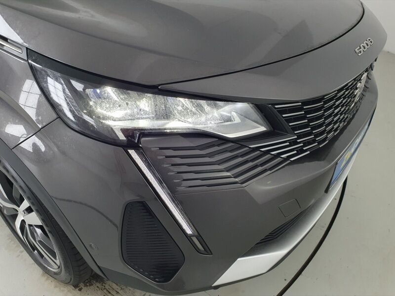 More views of Peugeot 5008