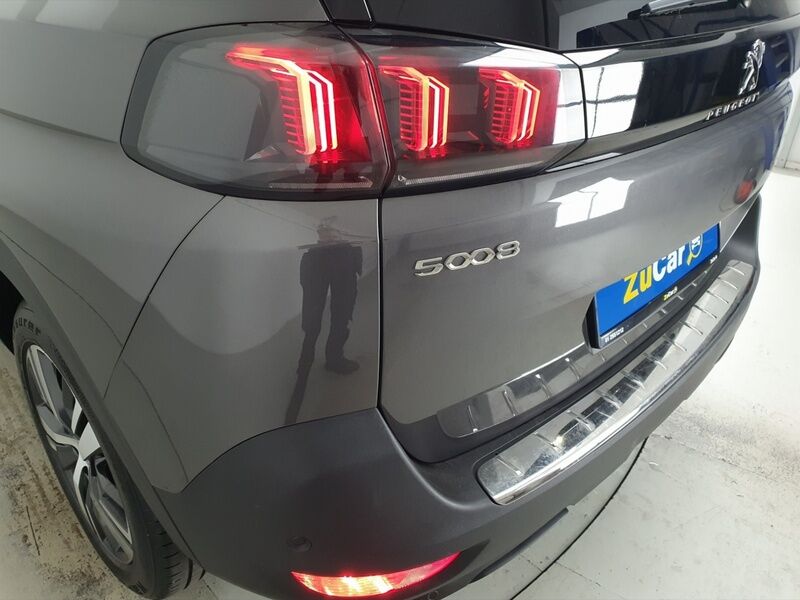 More views of Peugeot 5008