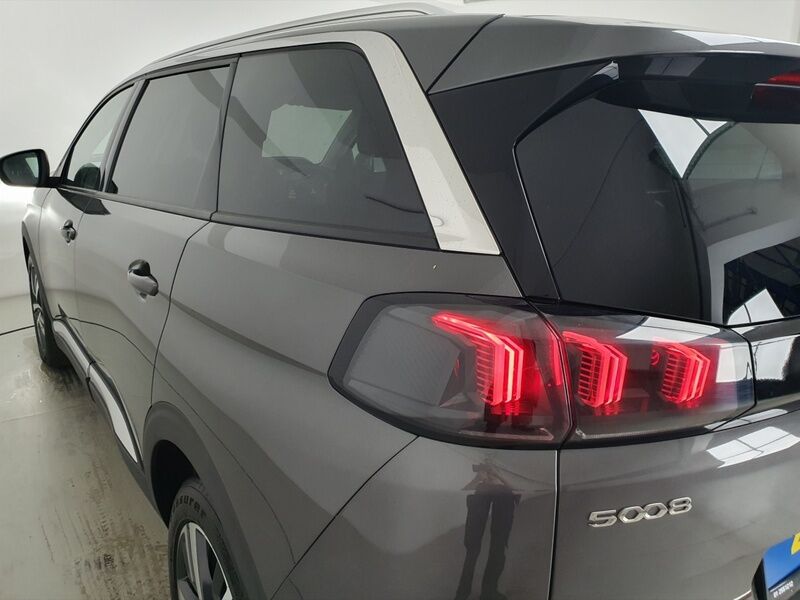 More views of Peugeot 5008