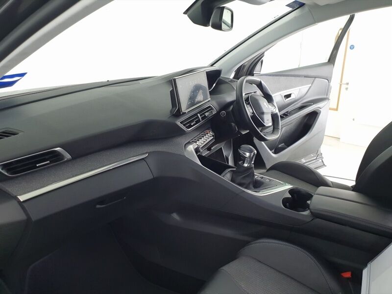 More views of Peugeot 5008