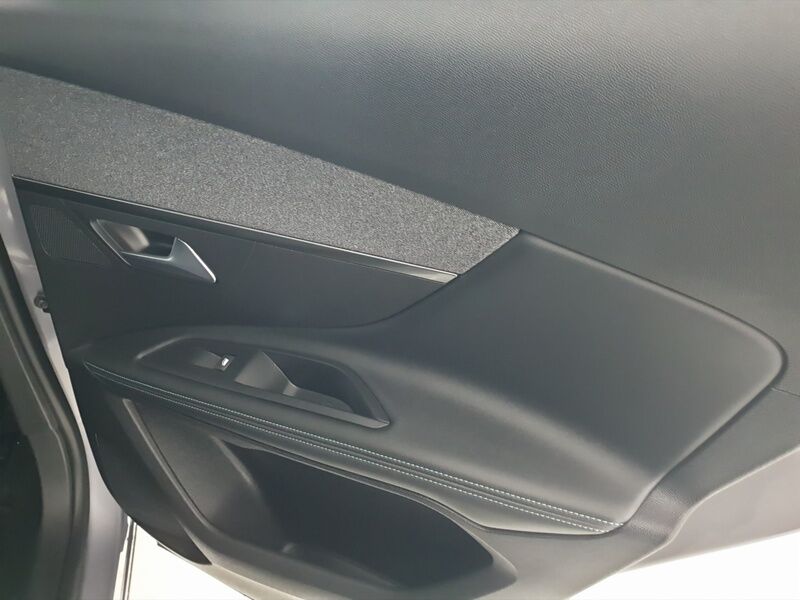 More views of Peugeot 3008