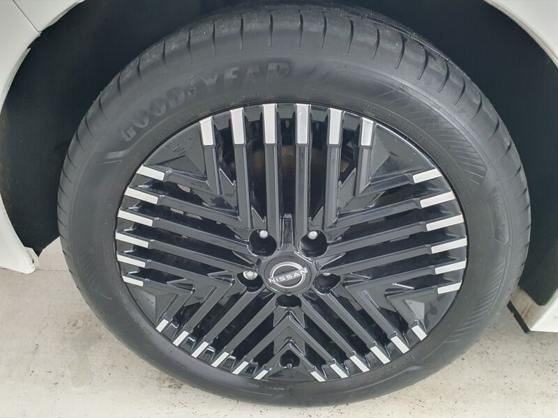 More views of Nissan Leaf