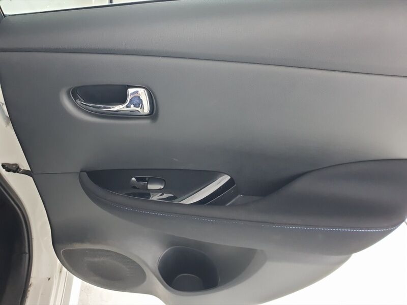 More views of Nissan Leaf