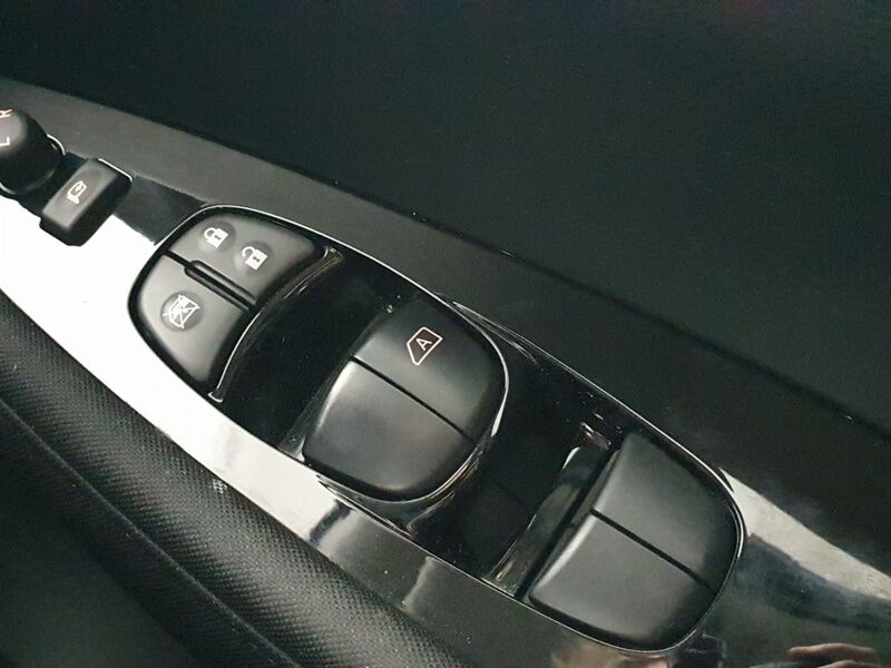 More views of Nissan Leaf