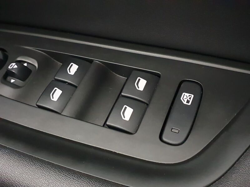 More views of Peugeot 508