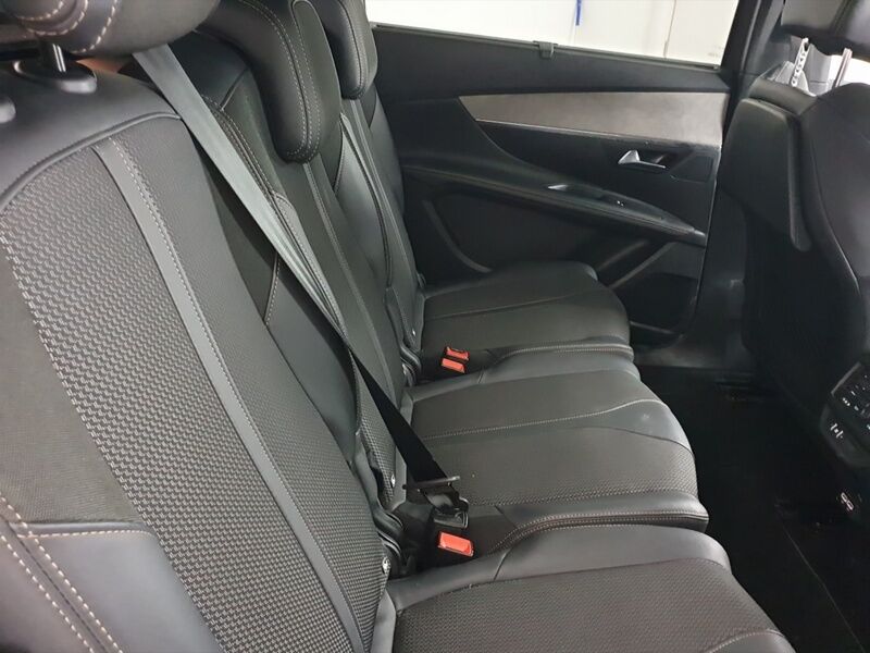More views of Peugeot 5008