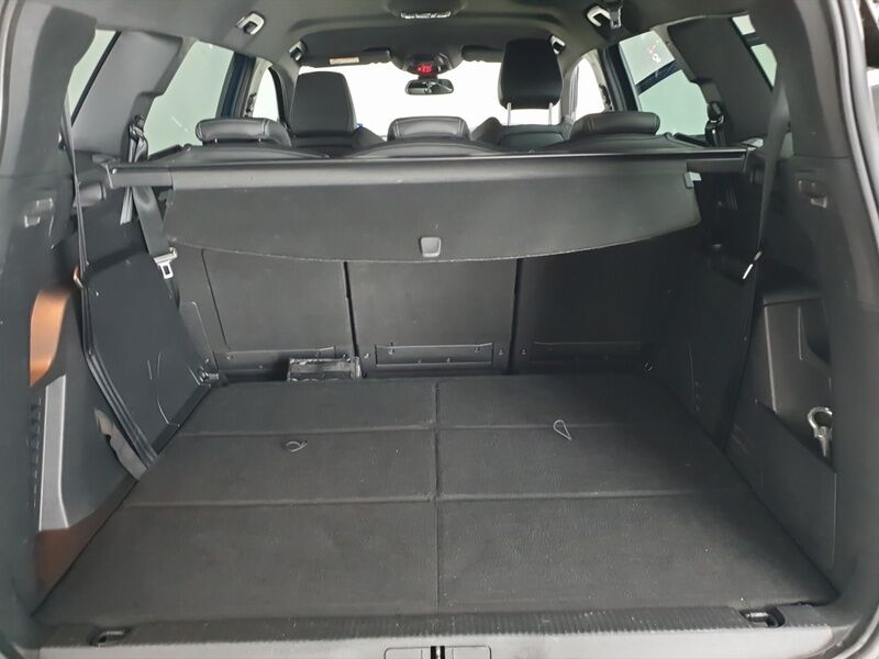More views of Peugeot 5008
