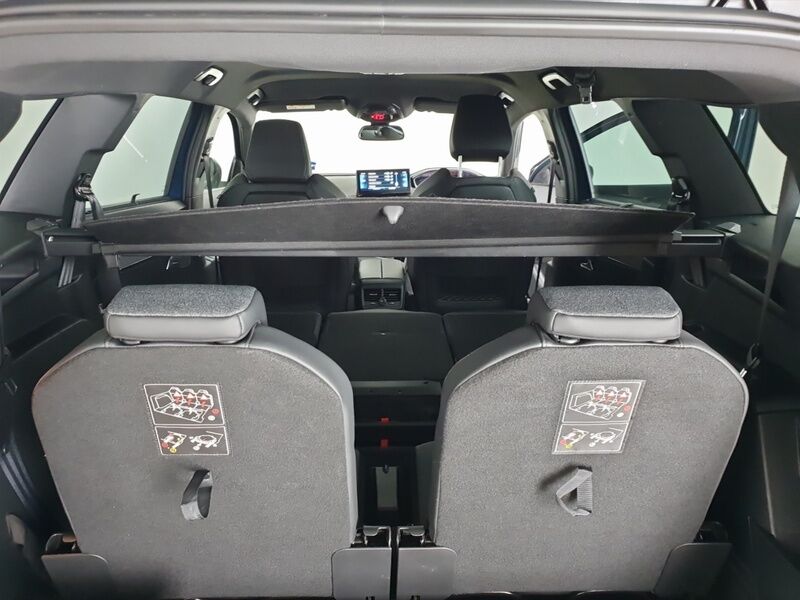More views of Peugeot 5008