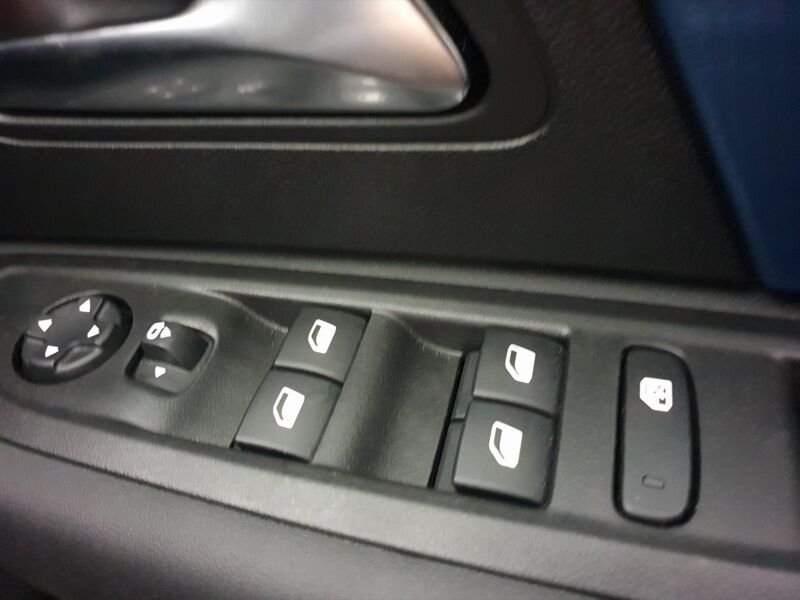 More views of Citroen E-C4