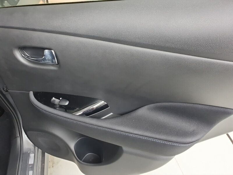 More views of Nissan Leaf