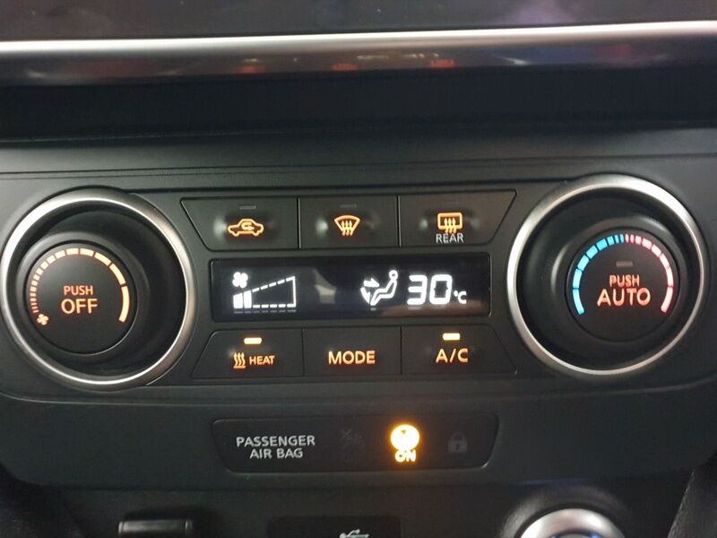 More views of Nissan Leaf