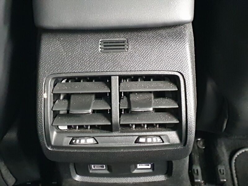 More views of Citroen E-C4 X 