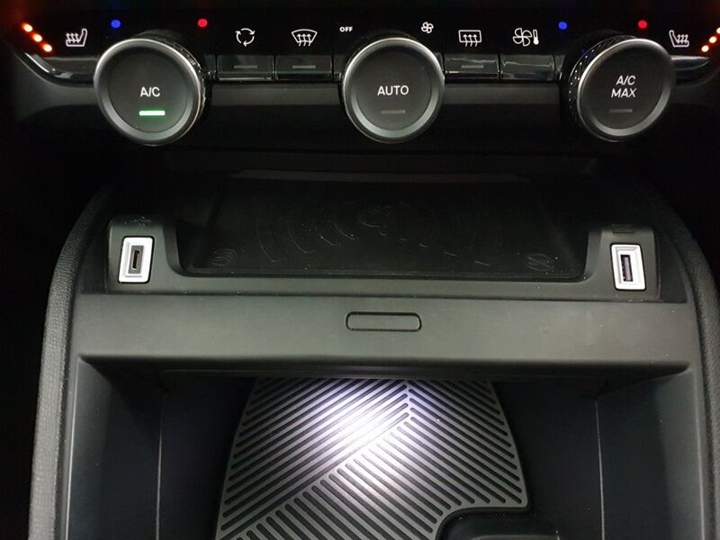 More views of Citroen E-C4 X 