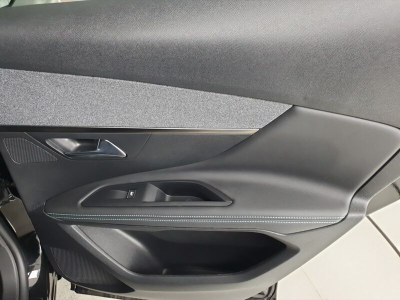 More views of Peugeot 3008