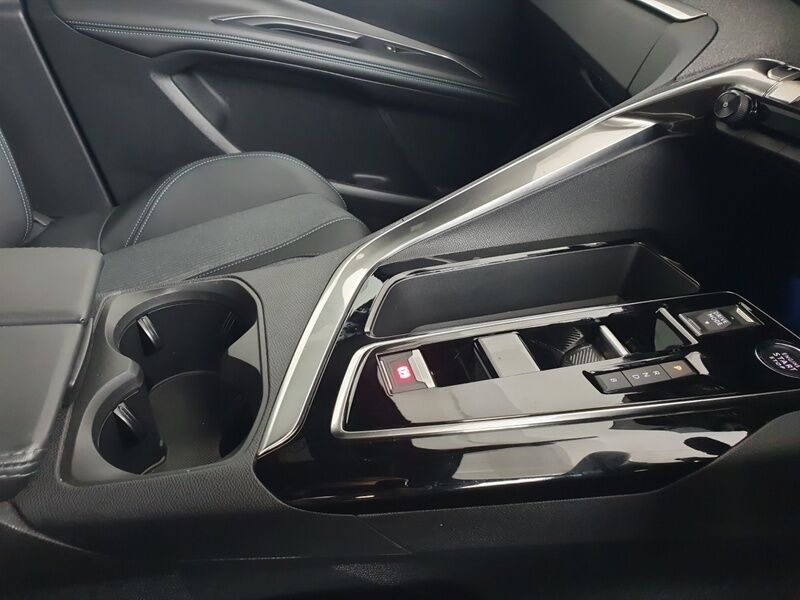 More views of Peugeot 3008