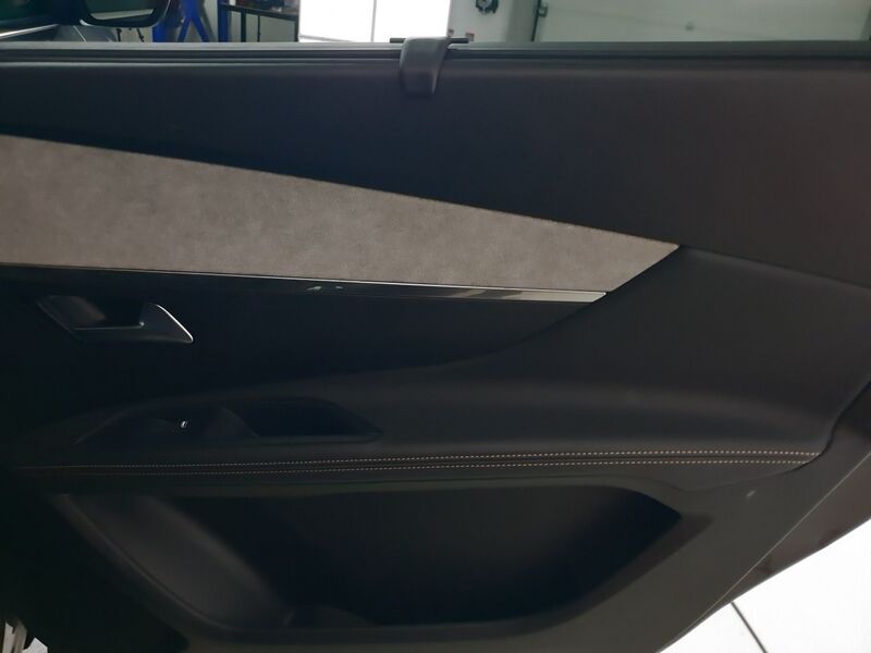 More views of Peugeot 5008