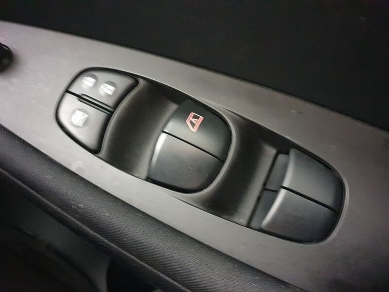 More views of Nissan Leaf