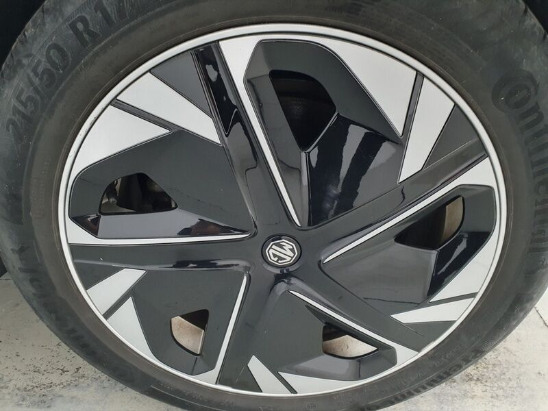 More views of MG MG4