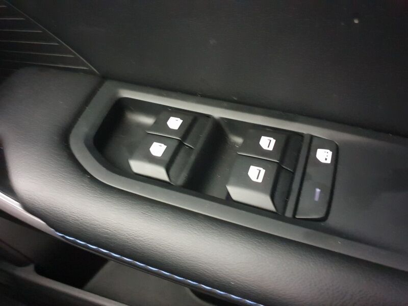 More views of MG MG4