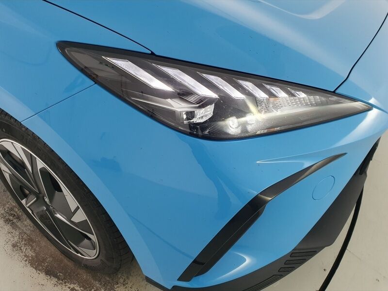 More views of MG MG4