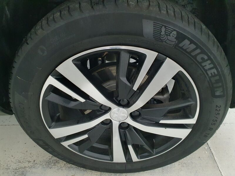 More views of Peugeot 5008