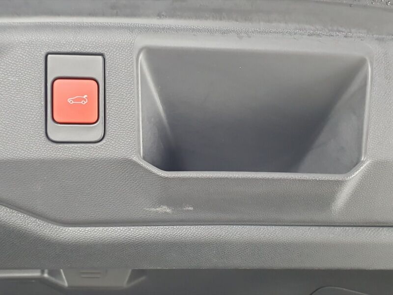 More views of Peugeot 5008