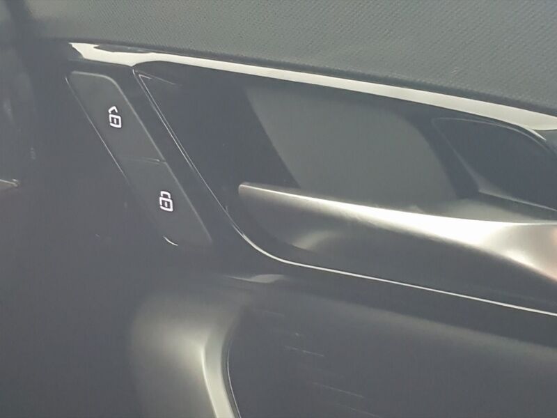 More views of MG MG4