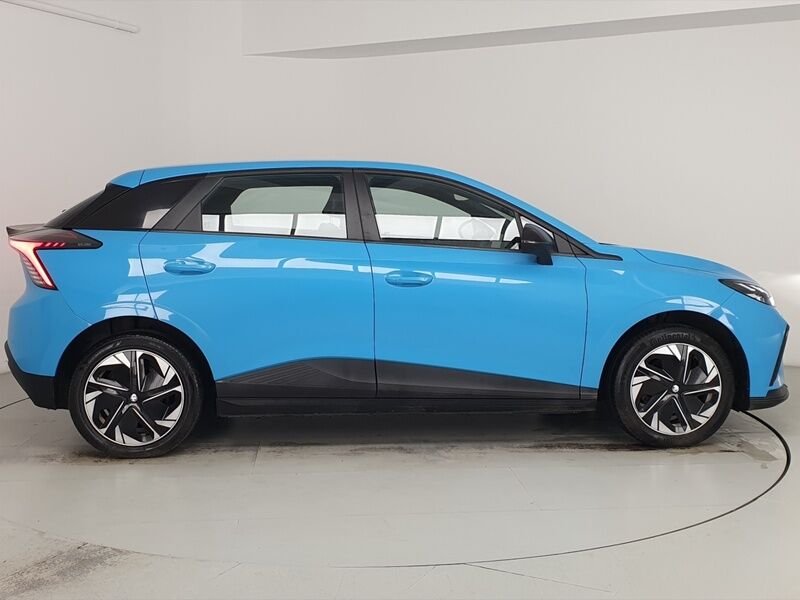 More views of MG MG4