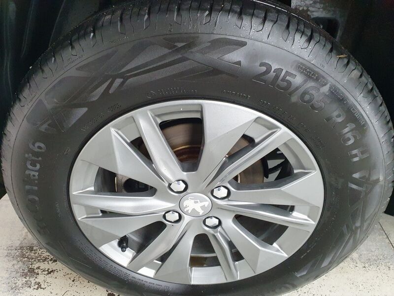 More views of Peugeot 2008