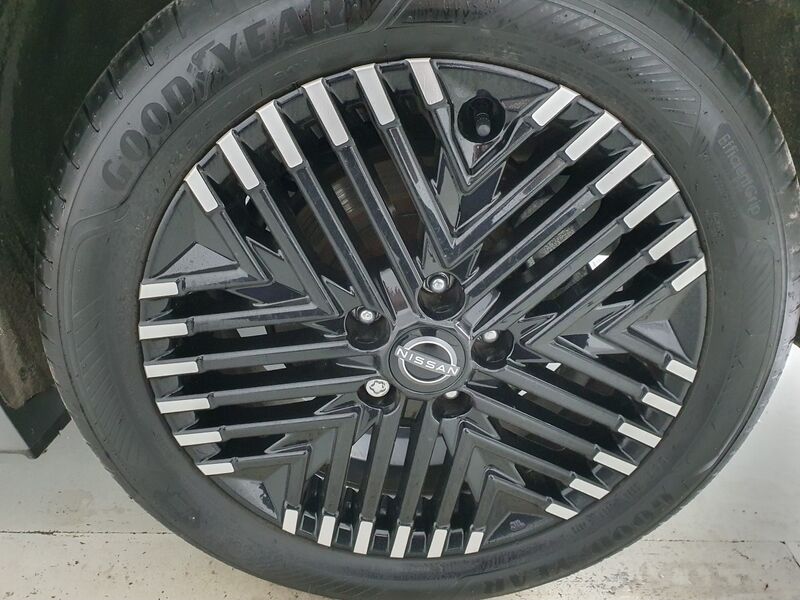 More views of Nissan Leaf