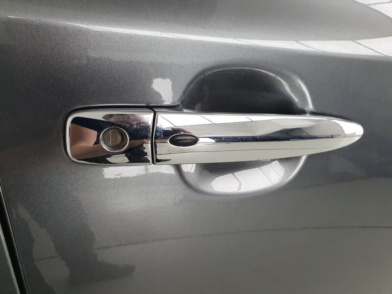 More views of Nissan Leaf