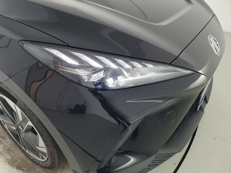 More views of MG MG4