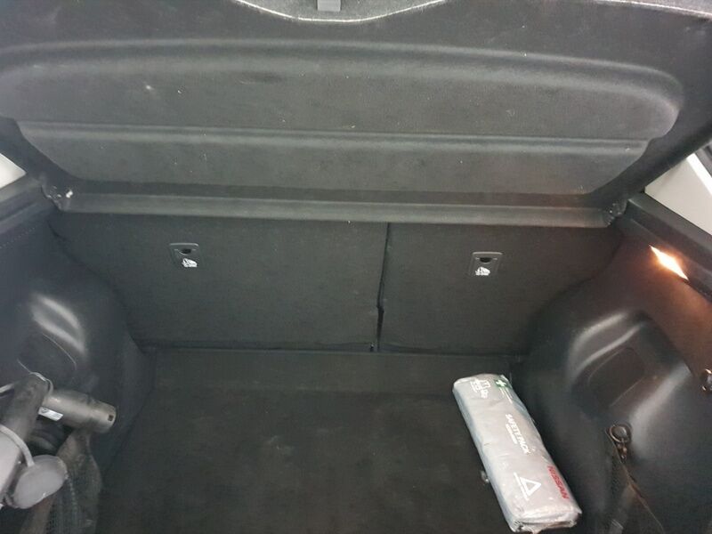 More views of Nissan Leaf