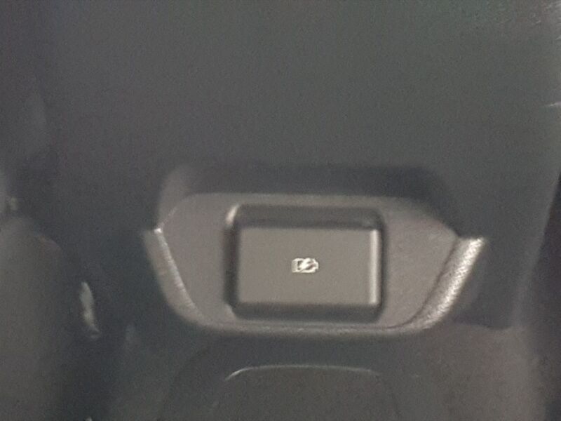 More views of Nissan Leaf