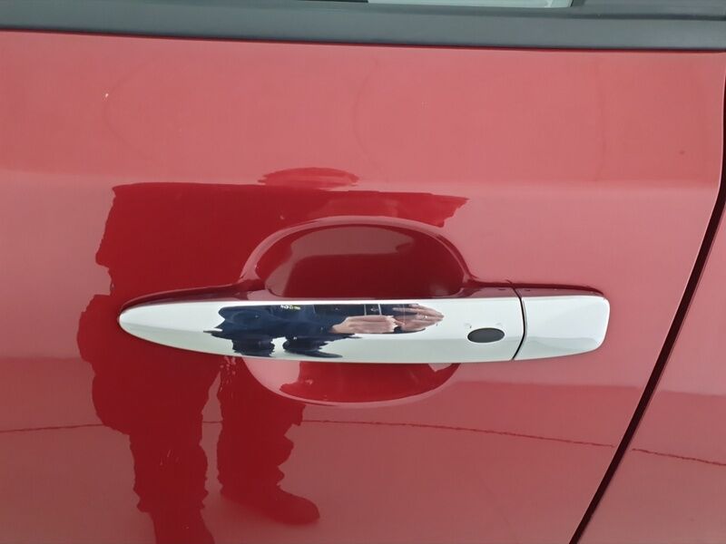 More views of Nissan Leaf