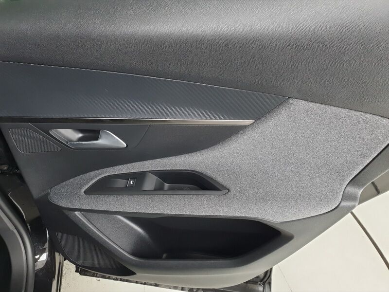 More views of Peugeot 3008