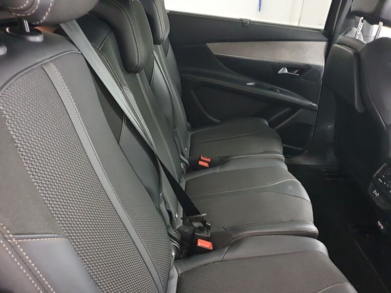 More views of Peugeot 5008