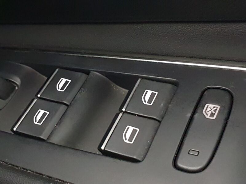 More views of Peugeot 5008