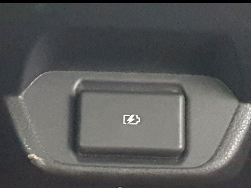 More views of Nissan Leaf