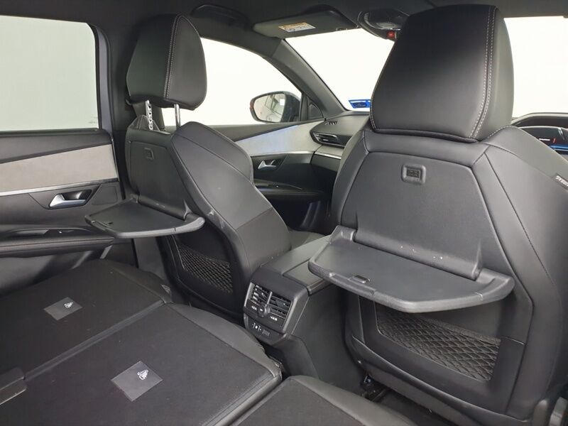 More views of Peugeot 5008