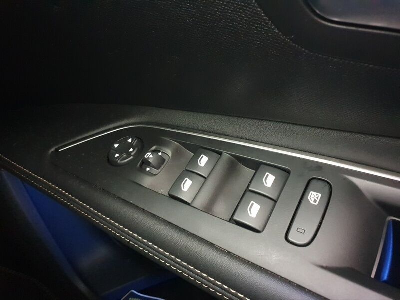 More views of Peugeot 5008