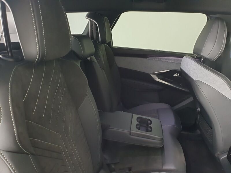 More views of Peugeot 5008