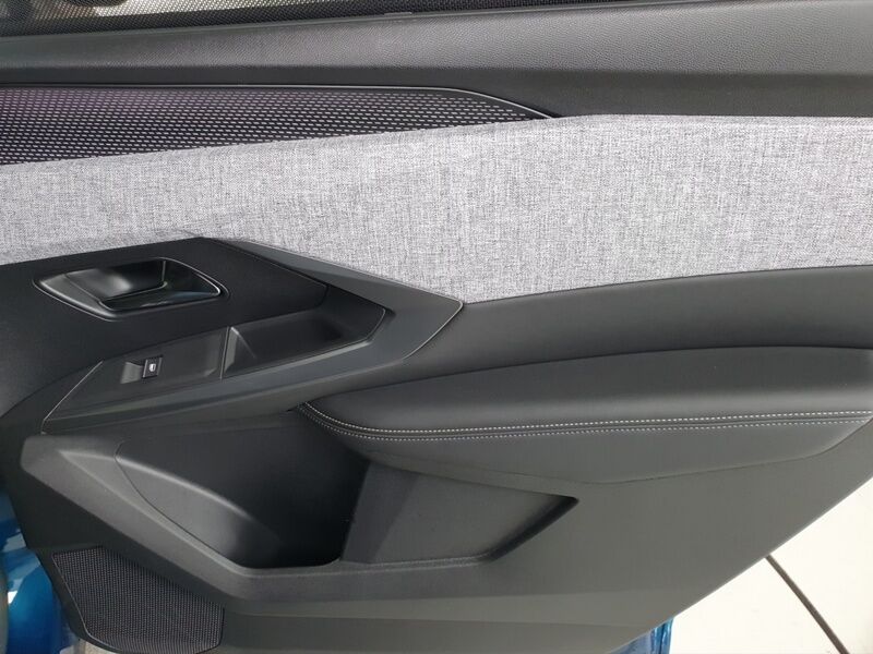 More views of Peugeot 5008